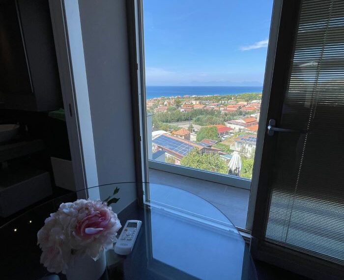 Villa-a-schiera-in-affitto-annuale-con-terrazzo-vista-mare (17)